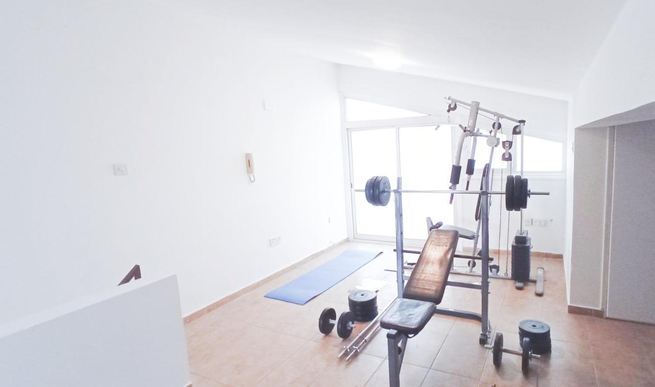 Gazde/Camere de închiriat Luxury Private -sea View, Gym- 5 Min From Beach! - Private In Shared Larnaca